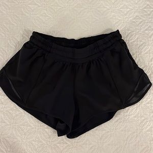 Lululemon Hotty Hot Low rise 2.5” Black size 6